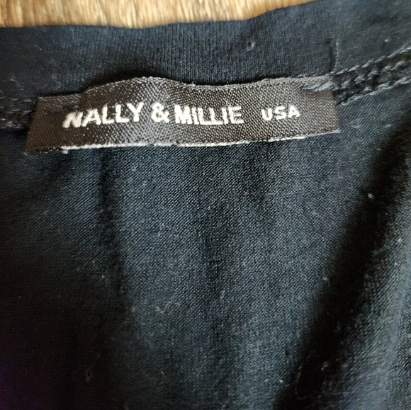 Nally and Millie Handkerchief Hem T-Shirt Medium - Picture 4 of 4
